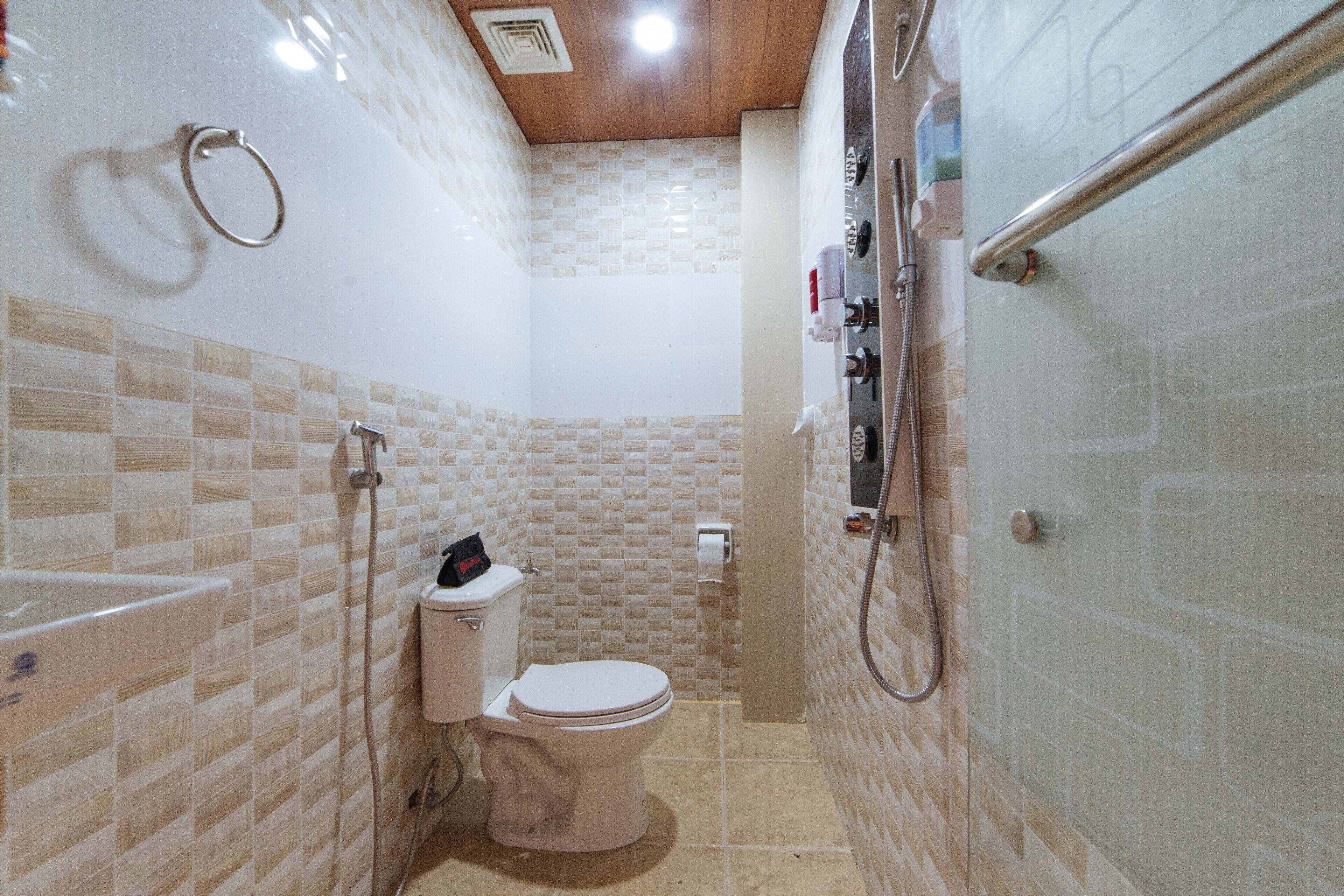 Twin Room | Bathroom | Shower, free toiletries, towels