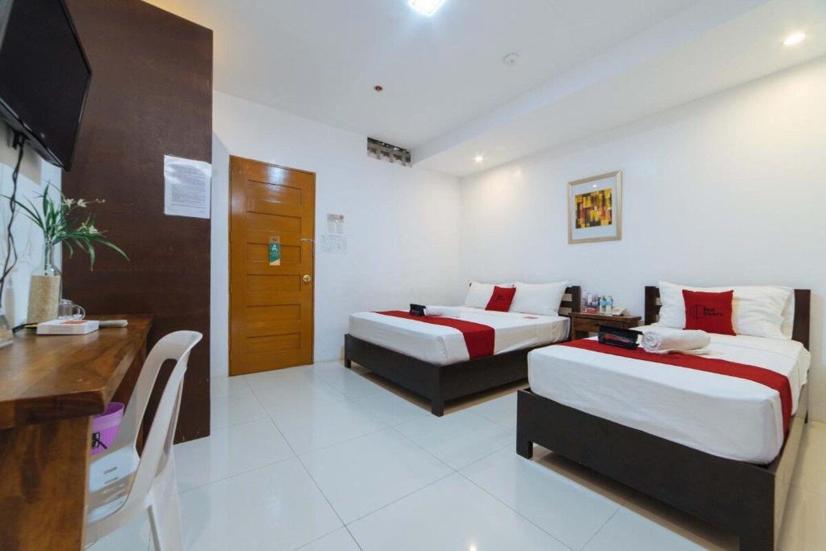 RedDoorz Deluxe Room