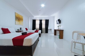 华丽三人房 | 办公桌、免费 WiFi