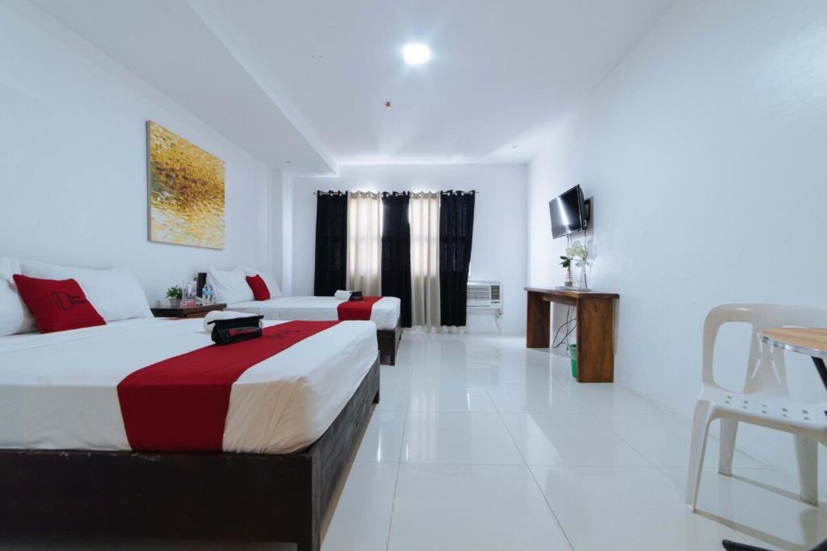 RedDoorz Deluxe Triple Room