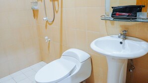 A bathroom with a toilet, a sink, and a shower. - RedDoorz near Old Tagbilaran Airport (Tagbilaran)