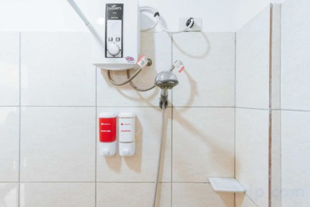 Shower, free toiletries, towels