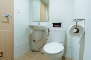 Habitación doble | Baño | Ducha, artículos de higiene personal gratuitos y toallas