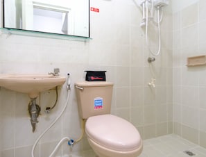 Shower, free toiletries, towels