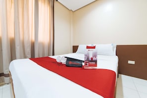 Double Room | Desk, free WiFi, bed sheets - RedDoorz near Olongapo Bus Terminal (Olongapo)
