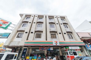 Front of property - RedDoorz near Olongapo Bus Terminal (Olongapo)