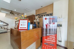 Reception - RedDoorz near Olongapo Bus Terminal (Olongapo)