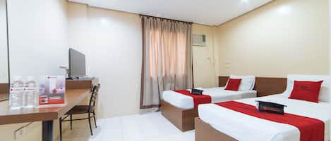 Twin kamer | Een bureau, gratis wifi, beddengoed