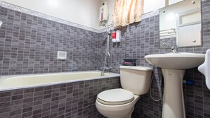 Studio Suite | Phòng tắm | Buồng tắm vòi sen, đồ dùng nhà tắm miễn phí, khăn tắm 