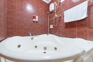 Premium-huone | Kylpyhuone | Suihku, ilmaiset hygieniatuotteet, pyyhkeet