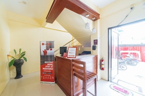 Reception - Reddoorz @ D Maagma Street - Vaccinated Staff (Kalibo)