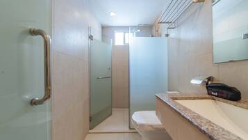 Shower, free toiletries, towels