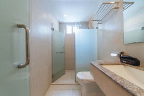 Dusche, kostenlose Toilettenartikel, Handtücher