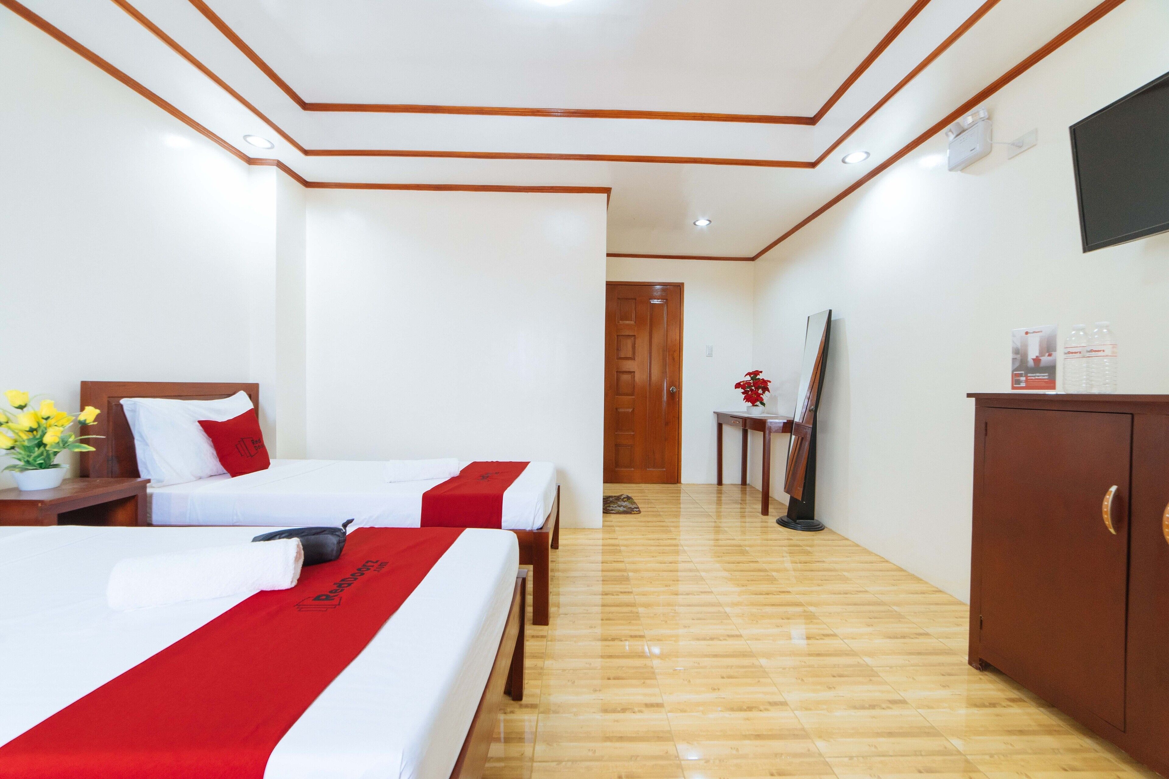 Triple Room | Desk, free WiFi