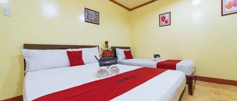 Family Room | Desk, free WiFi