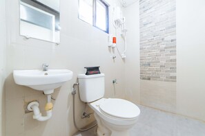 Douche, articles de toilette gratuits, serviettes fournies