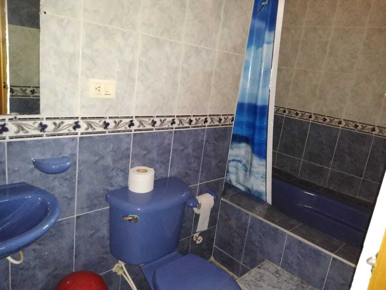 Un baño con inodoro, lavabo y bañera.