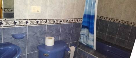 Un baño con inodoro, lavabo y bañera.