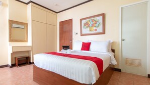 A hotel room with a bed, a desk, a wardrobe, and a door. - RedDoorz @ Downtown Tacloban (Tacloban)