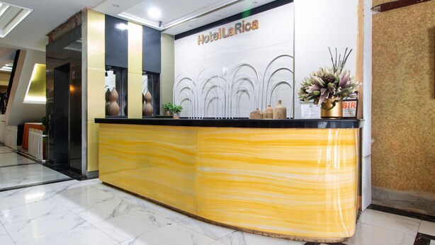 A hotel reception desk with a marble floor, a modern design, and a sign that reads "Hotel La Rica". - RedDoorz @ Downtown Tacloban (Tacloban)