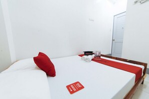 Deluxe Room | Desk, free WiFi - RedDoorz @ Plaza Jaro Iloilo (Iloilo)
