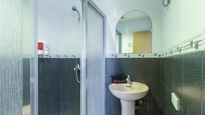 Douche, articles de toilette gratuits, serviettes fournies