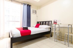 Room | Desk, free WiFi