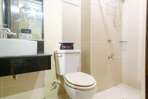 Executive Room, 1 Bedroom | Bathroom | Shower, free toiletries, towels