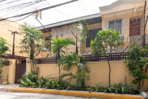 RedDoorz near PNR Espana Station