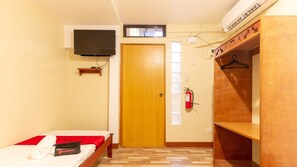 Habitación con 2 camas individuales | Escritorio, wifi gratis y ropa de cama
