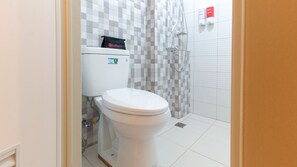 Habitación doble | Baño | Ducha, artículos de higiene personal gratuitos y toallas