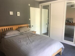 Tabla de planchar con plancha, wifi gratis y ropa de cama