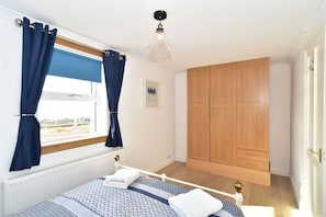 2 habitaciones, tabla de planchar con plancha y cuna de viaje