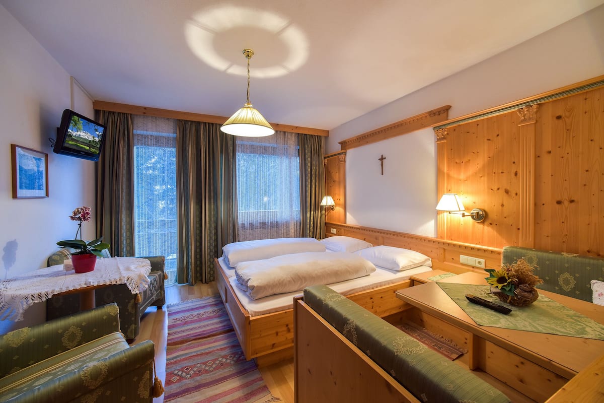 Classic Double Room, Balcony, Mountain View | Desk, bed sheets