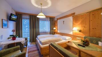 Habitación doble clásica, balcón, vista a la montaña | Escritorio y ropa de cama