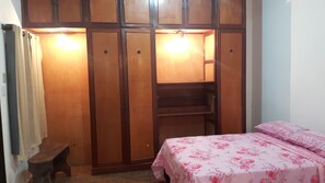 4 habitaciones, escritorio y tabla de planchar con plancha