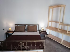 Soundproofing, free cribs/infant beds, free WiFi, bed sheets - John's Guesthouse (Ksamil)