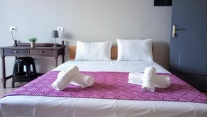 Soundproofing, cribs (free), WiFi (free), bed sheets - John's Guesthouse (Ksamil)