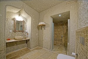 Junior Double Room | Bathroom | Shower, rainfall showerhead, free toiletries, hair dryer - Risus Cave Suites (Nevsehir)