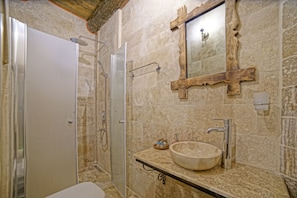 Classic Triple Room | Bathroom | Shower, rainfall showerhead, free toiletries, hair dryer - Risus Cave Suites (Nevsehir)