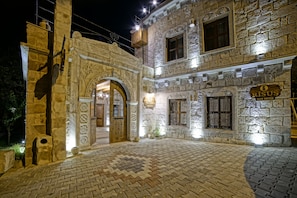 Front of property – evening/night - Risus Cave Suites (Nevsehir)