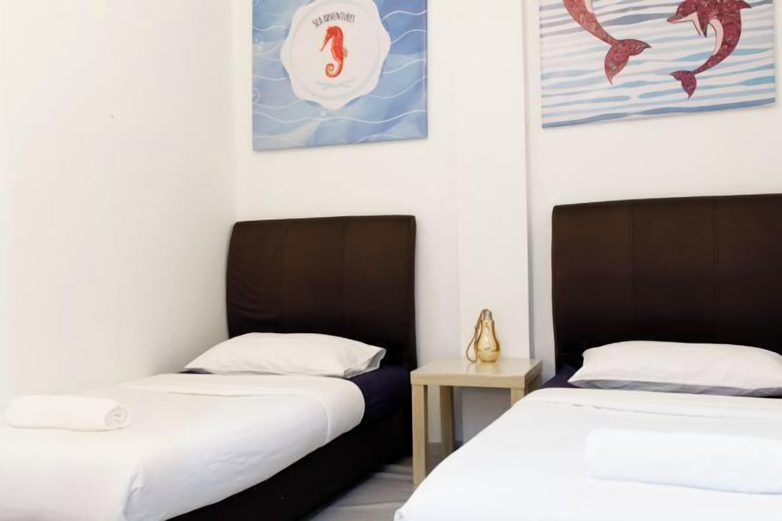 办公桌、免费 WiFi、床单