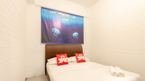 Desk, free WiFi, bed sheets - Island Backpackers (Semporna)