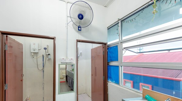 Interior - Island Backpackers (Semporna)