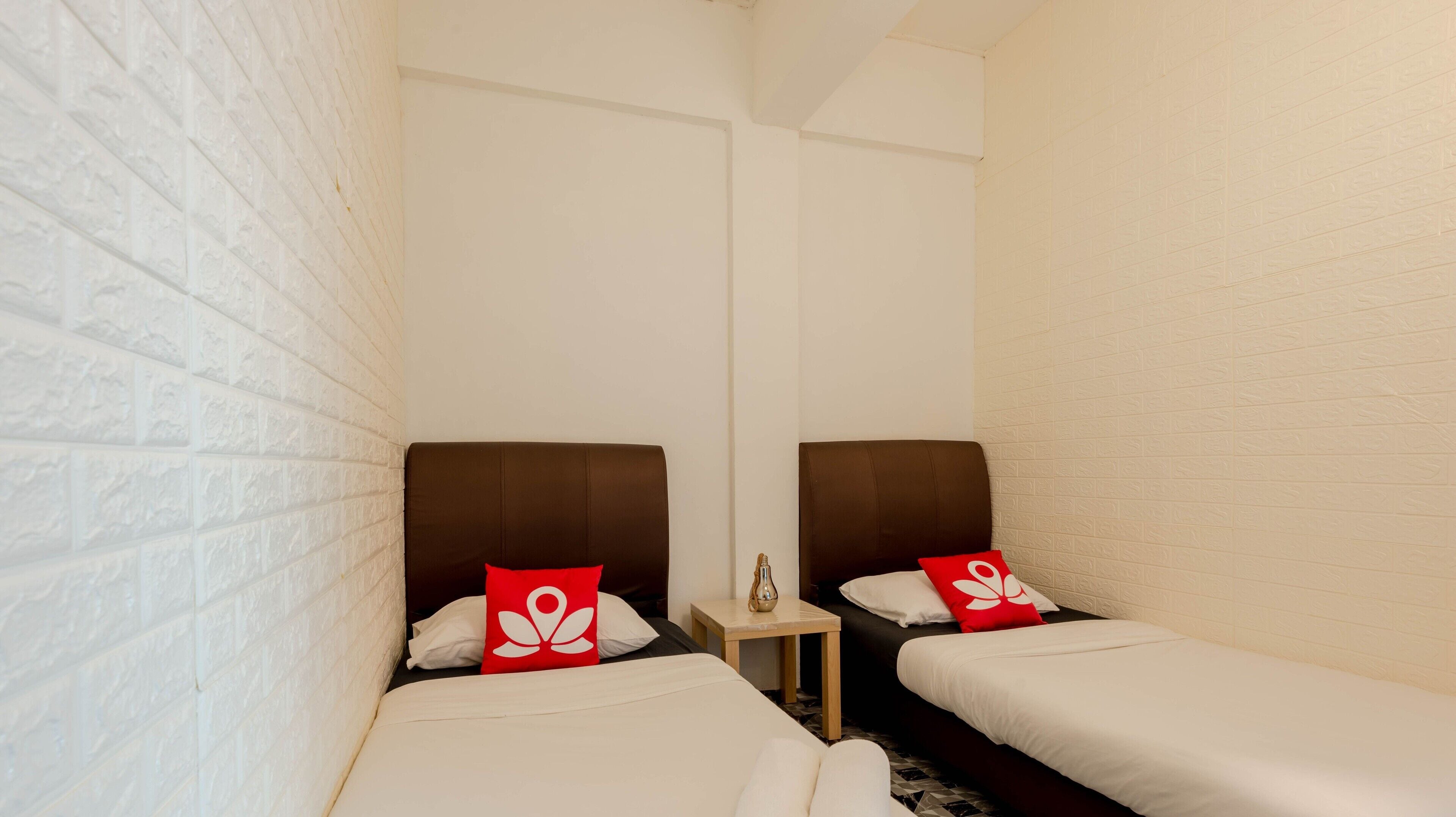 Habitación con 2 camas individuales | Escritorio, wifi gratis y ropa de cama 