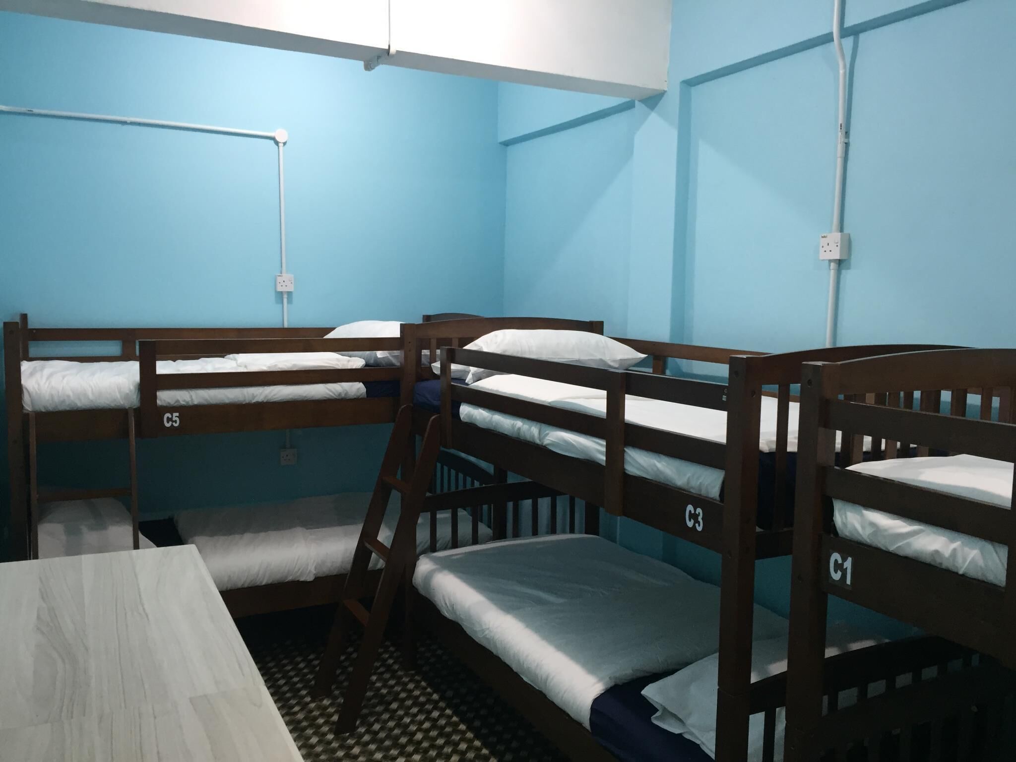 مكتب وواي فاي مجانًا وملاءات أسرّة