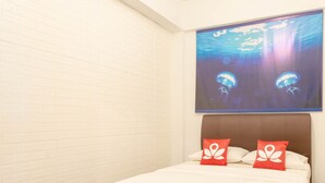 Desk, free WiFi, bed sheets - Island Backpackers (Semporna)