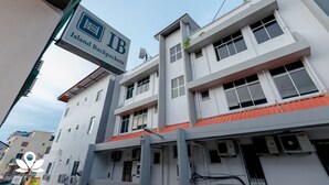 Front of property - Island Backpackers (Semporna)