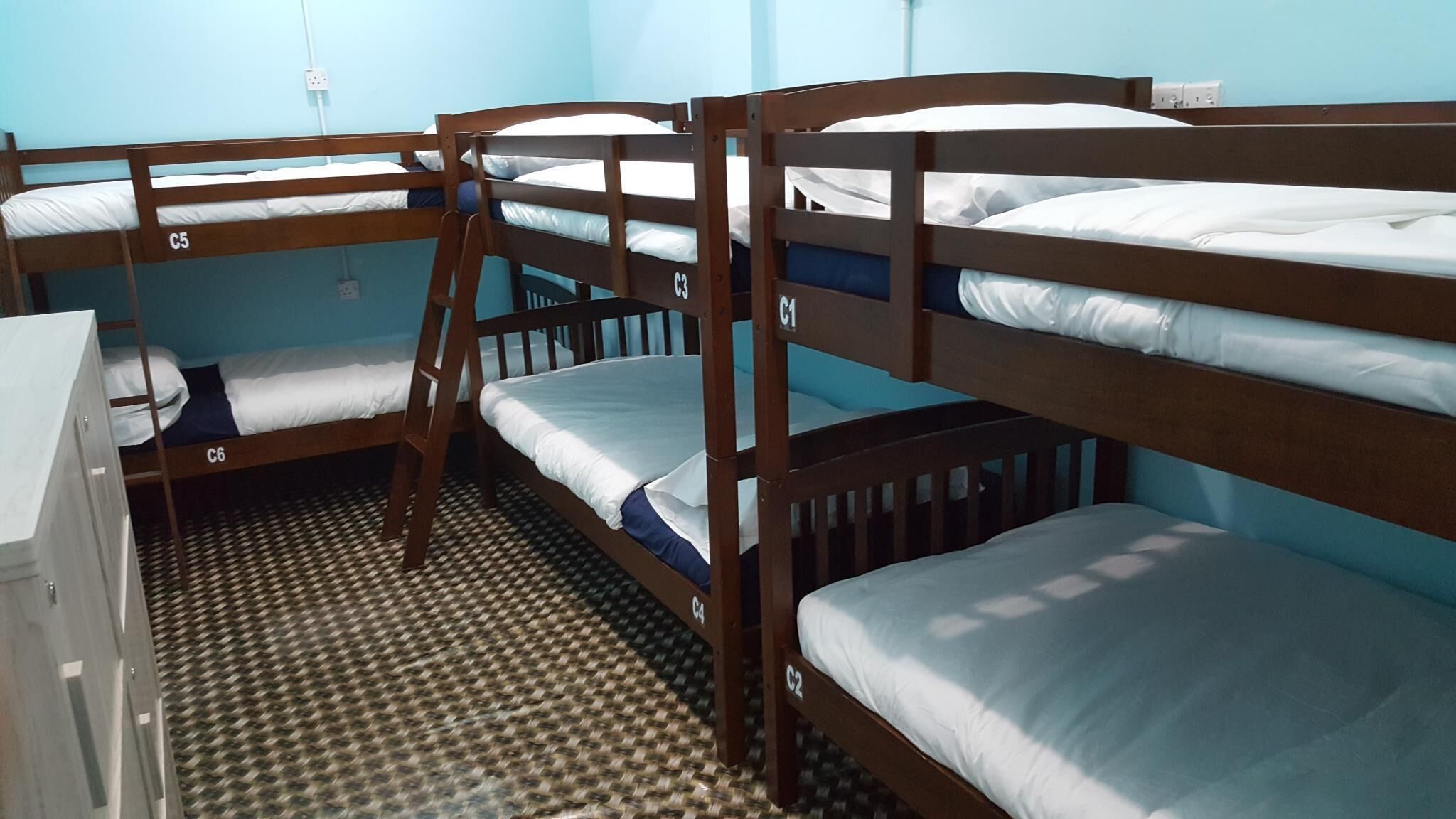 مكتب وواي فاي مجانًا وملاءات أسرّة