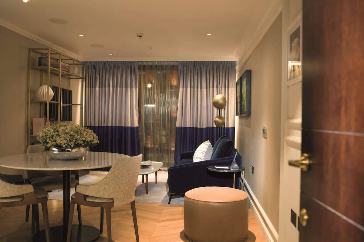 Minibar, caja de seguridad en la habitación y decoración personalizada